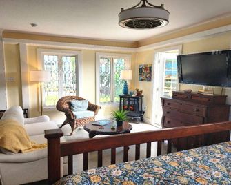 Tiny House Cottage in Historic Downtown - Little Rock - Living room