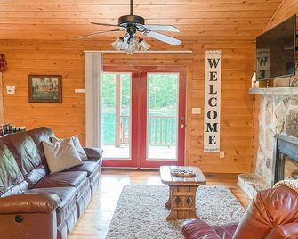 Romantic Secluded Cabin For Two - Monterey - Living room