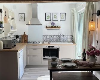 La Colline De Tilleul - De La Colline 4 Star Rated - Beautiful Cottage Near Aubeterre - Saint-Romain - Cocina