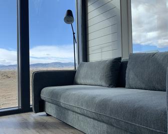 Alturas 1: New Modern 1BR Cabin, Big Windows for Big Mountain Views - Dillon - Living room