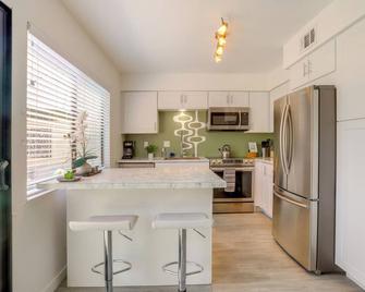 Palm Springs Abode with Pool Access, Near Golfing - Palm Springs - Cuisine