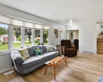 Step into the serene atmosphere of the Quiet spot where tranquility awaits. - Blenheim - Living room