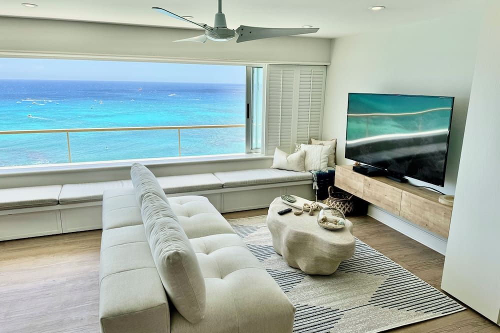 Direct Oceanfront 1,000 sq' corner/end 18th floor condominium unit. - هونولولو - غرفة معيشة
