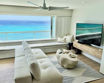 Direct Oceanfront 1,000 sq' corner/end 18th floor condominium unit. - هونولولو - غرفة معيشة