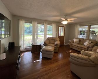 Cheerful, relaxing ranch in quiet neighborhood with fire pit - Newton - Living room