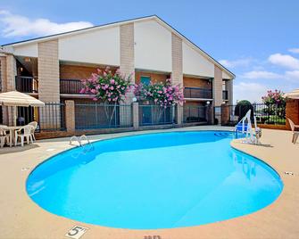 Days Inn by Wyndham Mooresville Lake Norman - Mooresville - Pool
