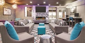 La Quinta Inn & Suites by Wyndham Cleveland Airport West - North Olmsted - Sala d'estar