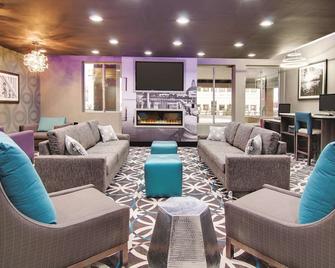 La Quinta Inn & Suites by Wyndham Cleveland Airport West - North Olmsted - Lounge