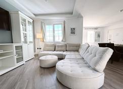 Luxurious Penthouse Studio with Private Terrace - Grand Central House - Gibraltar - Living room