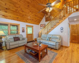 Hot Tub+River Views, Grill, Fireplace! Mtn Views, Private, 5 Min to Burnsville! - Burnsville - Living room