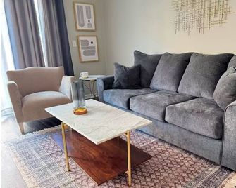 Modern 2BR Townhome, 1.5 Baths, Ideal for 30+ Day Stays, Workspace + Parking - Evansville - Living room