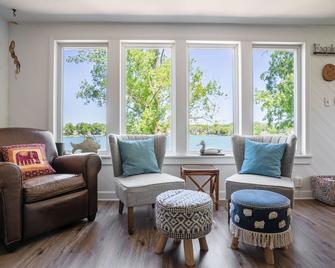 Beautiful Lakehouse sleeps 12. Boat,fish kayaks, hot tub, pets. Wilmot ski,tube - Bristol - Living room