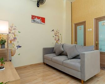 RedDoorz Plus Near Rs Royal Taruma Grogol - Jakarta - Living room