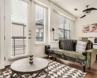 Boulevard Stays Walk To Downtown Stu Soco Pool Parking Gym 09 - Austin - Living room