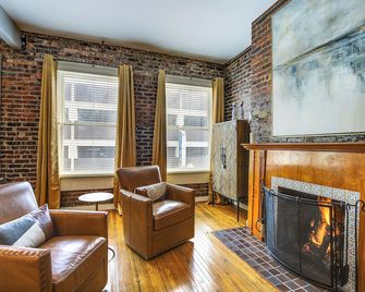 Stylish Dtwn Knoxville Condo with Rooftop Deck! - Knoxville - Living room