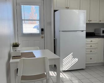 Central Canal 2 Bedrm w/private entrance, parking, deck, close to everywhere - Ottawa - Sala pranzo