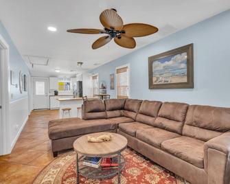 Awesome Beach Bungalow 1 Block To Beach - Manasquan - Living room