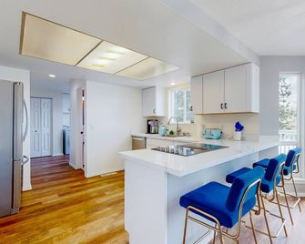 Waterfront retreat with inlet access, views, deck, & fireplace - dogs OK - Shelton - Kuchyň