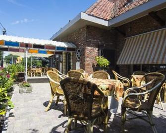 Hotel Pacific - Ravels - Innenhof