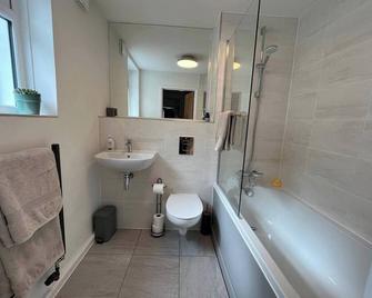 Charming 3-Bed Cottage - Private Garden & Parking - Torquay