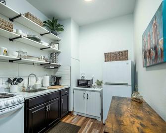Clean and Cozy Main Street Condo - Belgrade - Kitchen