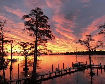 Water Front Condo with Boat Slip: The Dock House - Elizabeth City - Vista del exterior