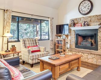 2 Mi to Fool Hollow Lake Wooded Cabin with Fire Pit - Show Low - Living room
