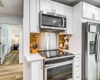 Pet-Friendly Cocoa Beach Home Walk to Beach! - Cocoa Beach - Kitchen