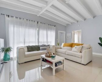 The Sandbar|Walk To Beach|Fire pit + Pool - 포트로더데일 - 거실