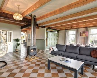 Stay at our beautiful farmhouse, enjoy the authentic atmosphere - Monnickendam - Wohnzimmer