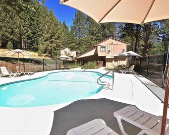 Cozy Mountain Condo with Hot Tub & Seasonal Pool - Year-Round Outdoor Fun Nearby - Lakeshore - Piscina