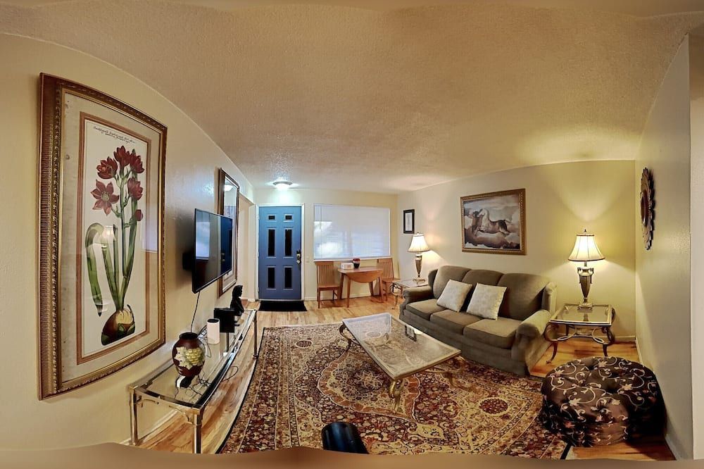 Charming Efficient 2nd Floor 2 Bedroom Apartment - St. Louis - Wohnzimmer