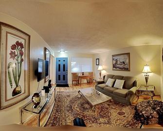 Charming Efficient 2nd Floor 2 Bedroom Apartment - St. Louis - Phòng khách
