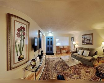 Charming Efficient 2nd Floor 2 Bedroom Apartment - St. Louis - Wohnzimmer