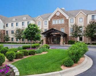 Cozy Getaway near Mall of America w/ Free Parking! - Eagan - Building