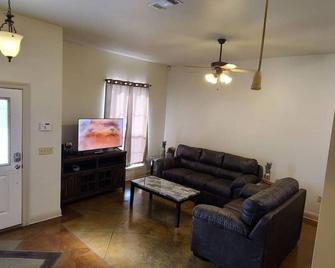 Chateau 5, spacious townhouse in Tickfaw, LA - Hammond - Living room