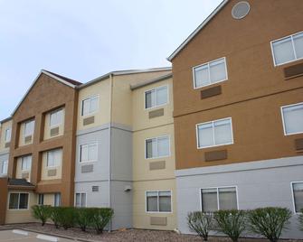 La Quinta Inn & Suites by Wyndham Emporia - Emporia - Bygning