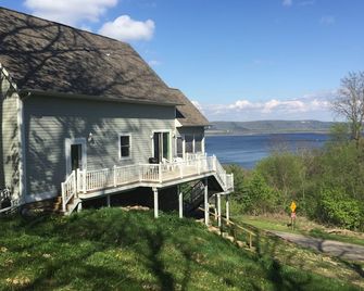 Mississippi River View with updated driveway - Altura - Edifício