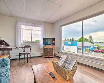 Walkable St Ignace Condo with Lake Huron Views - Saint Ignace - Living room