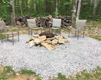 Charming Cabin Only Minutes Away From All The Attractions In Deep Creek Lake, MD - McHenry - Patio