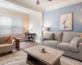 Landing | Beautiful 2bd, Gym, Clubhouse - Greer - Living room