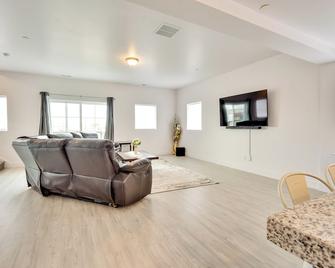 South Salt Lake Townhome - Family Friendly! - South Salt Lake - Living room