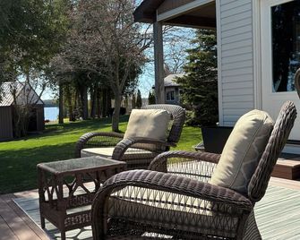 Cozy cottage with pond and lake views in charming Garden - Garden - Patio