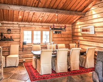 Stunning home in østby with kitchen - Østby - Comedor