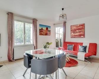 Chic apart with parking near Paris - Aubervilliers - Salle à manger