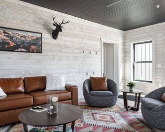 Spillway Lodges - Bellaire - Living room