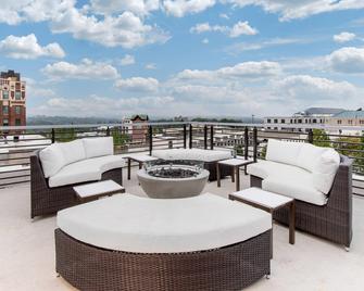 Cambria Hotel Downtown Asheville - אשוויל - מרפסת