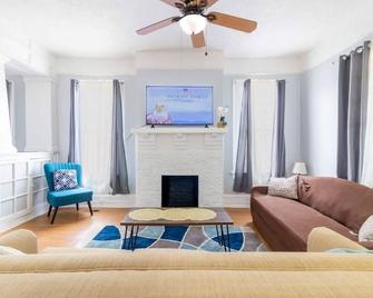 Heart of Downtown Craftsman Walk to Shops Dining - Columbus - Sala de estar