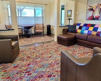 Casa Bogart-Dog Friendly, 3 Bedroom, Sits 1 Block Above heart of Winthrop! - Winthrop - Living room