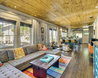 Walk to SoCo: Home w/ Decks & City Views in Austin - Austin - Sala de estar